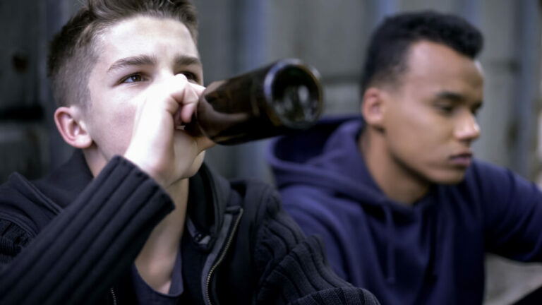 Alkoholizm wśród młodzieży: Przyczyny, skutki, metody zapobiegania